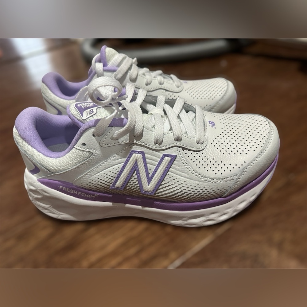 New Balance Women size 9 X 840v1 Leather Women's size